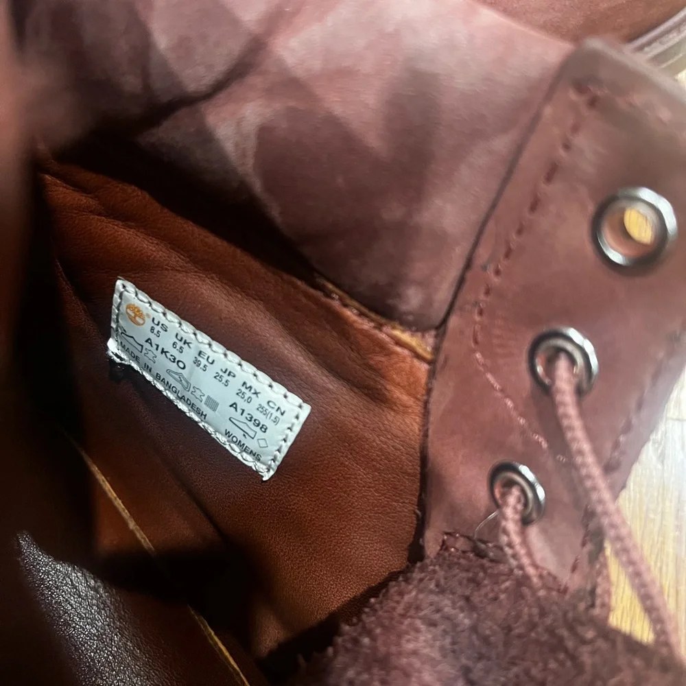 Women’s Red Velvet Timberland‎ Leather Boots Size 8.5 Some Stains see pictures